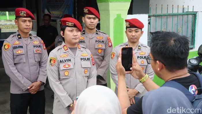 1766315179135-kasat-reskrim-polres-bone-akp-alvin-aji-kurniawan-saat-diwawancara-1766300968580_169