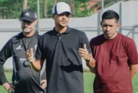 1766315186771-lucas-dias-saat-berpamitan-dengan-skuad-psm-makassar-ada-pelatih-tomas-trucha-dan-pemain-psm-lainnya-1766295204217_169