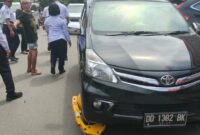 1766380016185-dishub-makassar-menggembok-mobil-parkir-bahu-jalan-di-depan-toko-alaska-1766379010573_169