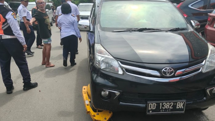 1766380016185-dishub-makassar-menggembok-mobil-parkir-bahu-jalan-di-depan-toko-alaska-1766379010573_169