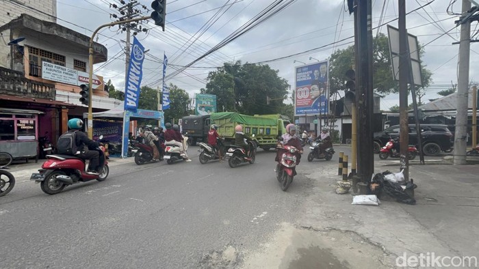1766574421997-kondisi-arus-lalu-lintas-di-kawasan-lapangan-lasinrang-pinrang-1766565025992_169