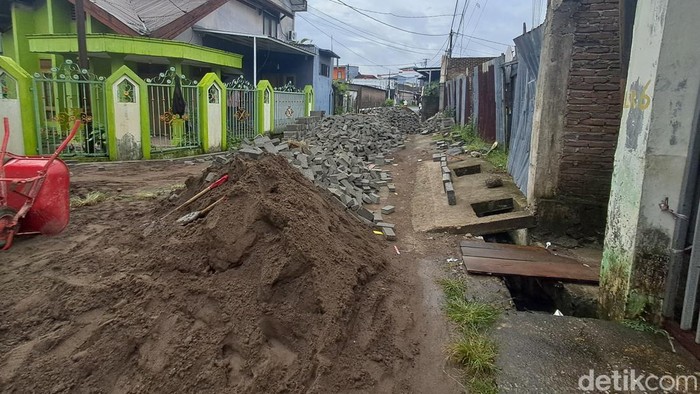 1766639209673-pengerjaan-jalan-paving-block-di-jalan-sultan-alauddin-iii-kota-makassar-1766473055645_169