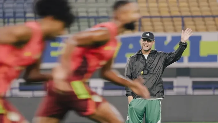 1766811974275-tomas-trucha-memimpin-ofisial-training-psm-makassar-di-stadion-gelora-bandung-lautan-api-jelang-melawan-persib-bandung-1766805715711_169