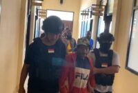 1766941553998-polisi-mengamankan-pria-berinisial-eb-yang-merupakan-pelaku-pembunuhan-guru-di-yahukimo-1766934087945_169