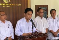 1767006390988-rektor-uim-muammar-bakry-dalam-konferensi-pers-terkait-dosen-meludahi-kasir-swalayan-di-makassar-1766992324180_169