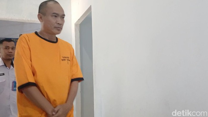 1767028021633-bnn-sulbar-saat-menampilkan-aipda-ak-dan-6-tersangka-narkoba-lainnya-pada-rilis-akhir-tahun-1767005160592_169