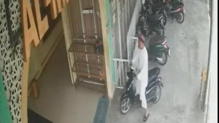 1767071217074-pemuda-di-parepare-curi-motor-usai-pura-pura-jadi-remaja-masjid-1767059982350_169