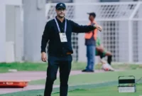 1767071222571-pelatih-psm-makassar-tomas-trucha-memberi-instruksi-saat-laga-melawan-psbs-biak-di-stadion-gelora-bj-habibie-1763727988820_169