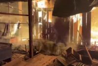 1767092823638-pasar-kaloko-kabupaten-buton-terbakar-hingga-158-kios-hangus-1767076004421_169