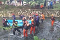 1767330506621-tim-sar-melakukan-pencarian-terhadap-warga-hilang-yang-jatuh-ke-sungai-1767325320633_169