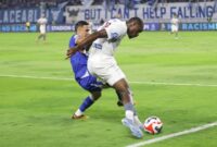 1767352085653-striker-psm-makassar-jacques-medina-berduel-dengan-pemain-persib-bandung-eliano-raijnders-1767338854337_169