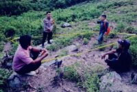 1767373576642-polisi-melakukan-olah-tkp-seorang-wanita-lansia-tewas-tertimpa-batu-besar-di-bone-bolango-1767358016245_169