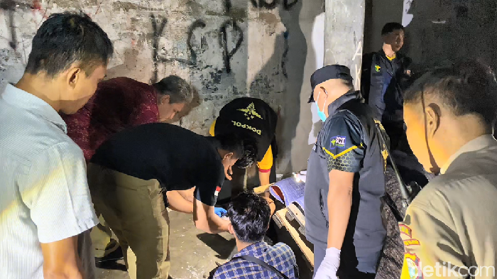 1767416829970-polisi-lakukan-olah-tkp-di-lokasi-adik-bunuh-kakak-di-makassar-1767408713222_169