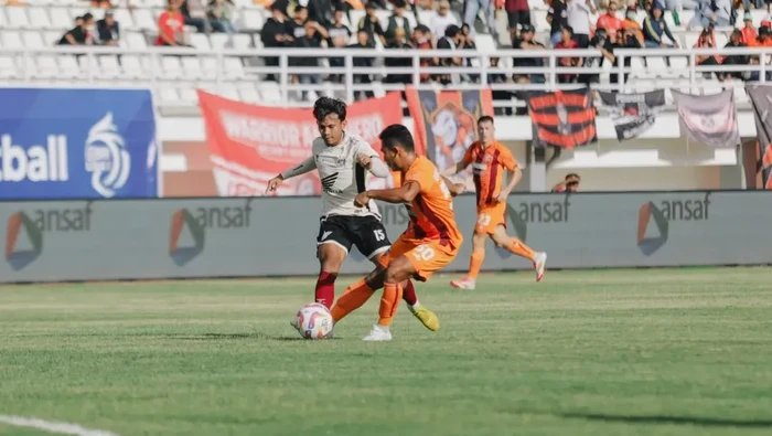 1767416839194-striker-psm-makassar-ricky-pratama-berduel-dengan-pemain-borneo-fc-samarinda-dalam-laga-liga-1-20242025-di-stadion-segiri-1744968601347_169