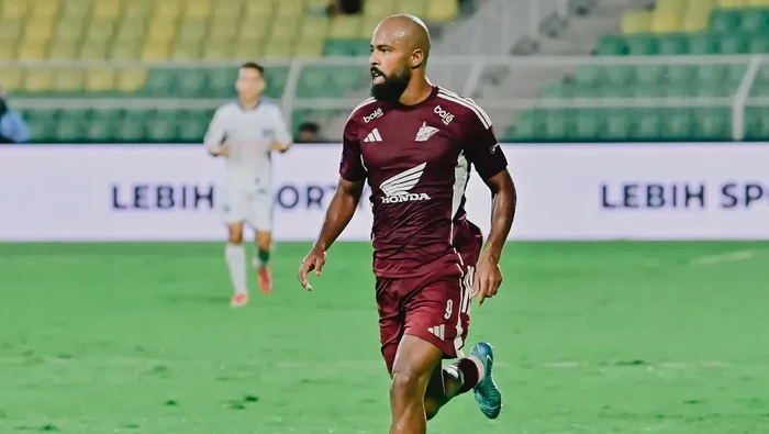 1767438519774-striker-psm-makassar-alex-tanque-tampil-sebagai-starter-saat-melawan-arema-fc-1760946759826_169