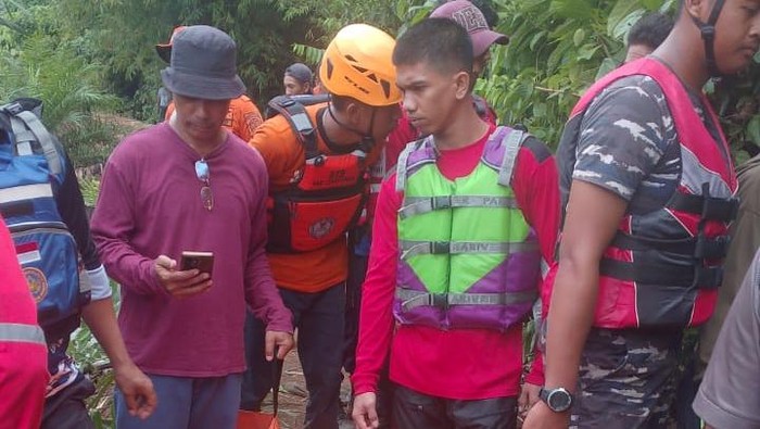 1767438521150-tim-sar-menemukan-jasad-lansia-yang-hilang-di-sungai-luwu-timur-1767420089194_169