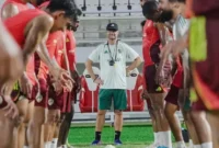 1767459957031-pelatih-psm-makassar-tomas-trucha-memimpin-latihan-di-stadion-segiri-jelang-melawan-borneo-fc-samarinda-1767413574514_169