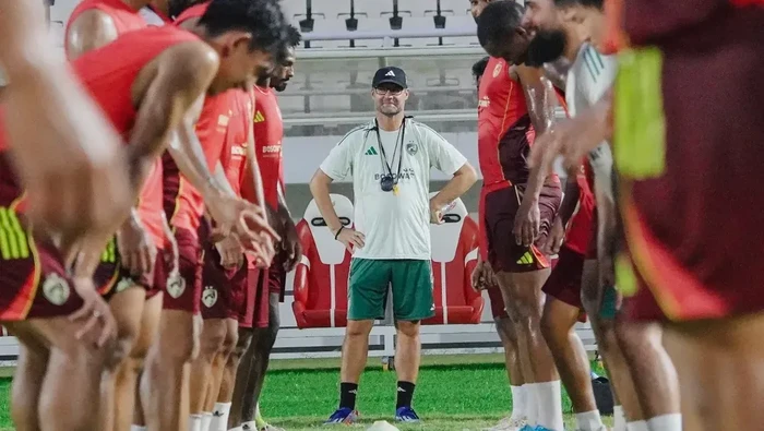 1767459957031-pelatih-psm-makassar-tomas-trucha-memimpin-latihan-di-stadion-segiri-jelang-melawan-borneo-fc-samarinda-1767413574514_169