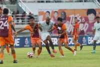 1767459957477-striker-psm-makassar-alex-tanque-dipepet-dua-pemain-borneo-fc-dalam-laga-di-stadion-segiri-1767447571429_169