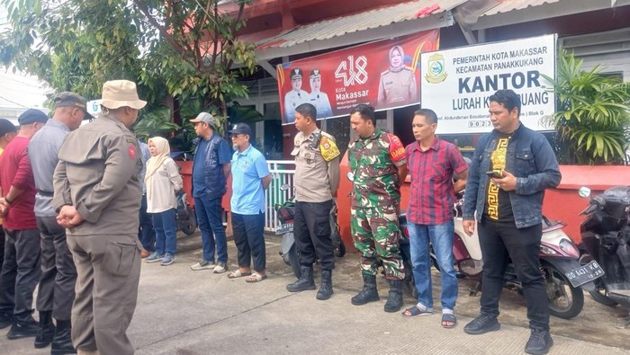 1767546356281-pemerintah-kecamatan-panakkukang-menertibkan-20-lapak-pkl-di-jalan-saripa-raya-makassar-1767521820973_169