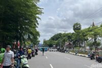 1767589684620-demo-di-depan-kantor-balai-kota-dan-polrestabes-makassar-1767585732075_169