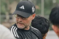 1767589688093-pelatih-psm-makassar-tomas-trucha-dalam-sesi-game-internal-melawan-tim-akademi-psm-di-stadion-kalegowa-1763448441863_169