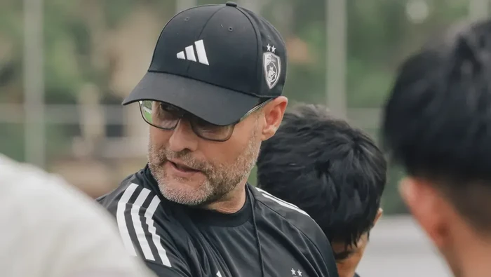 1767589688093-pelatih-psm-makassar-tomas-trucha-dalam-sesi-game-internal-melawan-tim-akademi-psm-di-stadion-kalegowa-1763448441863_169