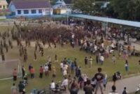 1767589689975-anggota-tni-dan-brimob-polda-sultra-terlibat-bentrok-usai-pertandingan-sepakbola-di-lapangan-buton-selatan-1767574839652_169