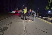 1767611238995-polisi-melakukan-olah-tkp-pengendara-motor-jupiter-mx-tewas-setelah-menabrak-pembatas-jalan-di-konawe-1767608719957_169