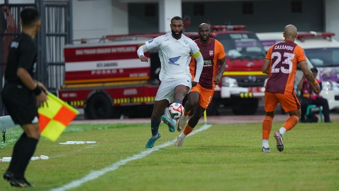1767611248355-kapten-psm-makassar-yuran-fernandes-berduel-dengan-pemain-borneo-fc-samarinda-dalam-laga-di-stadion-segiri-1767586566695_169