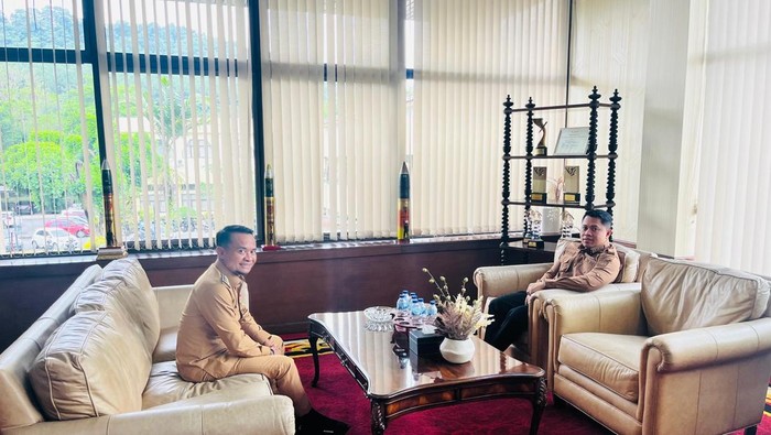 1767676015321-bupati-bone-andi-asman-sulaiman-menemui-wali-kota-magelang-damar-prasetyono-dokumen-istimewa-1767672588106_169