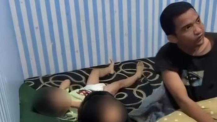 1767697584287-tangkapan-layar-pria-aniaya-anak-kandung-di-gorontalo-saat-ditangkap-polisi-1767686997614_169
