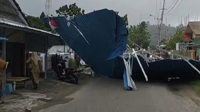 1767719208286-atap-kantor-uptd-kb-di-kabupaten-majene-terbang-diterjang-angin-kencang-1767705871431_169