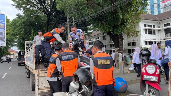 1767762415563-petugas-dishub-makassar-mengangkut-motor-pegawai-di-balai-kota-makassar-karena-parkir-sembarangan-1767760942441_169