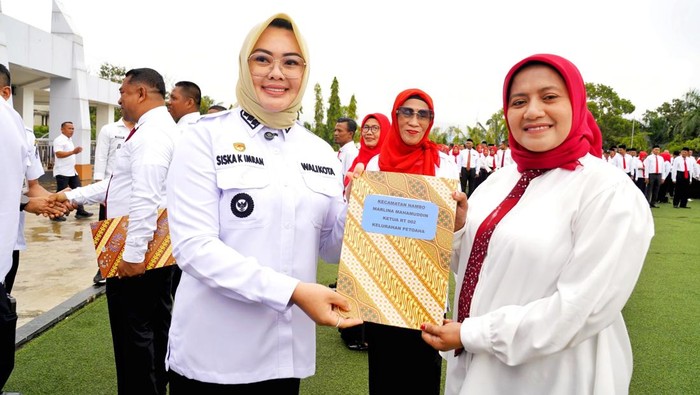 1767784010732-wali-kota-kendari-siska-karina-imran-mengukuhkan-976-ketua-rtrw-1767774548090_169