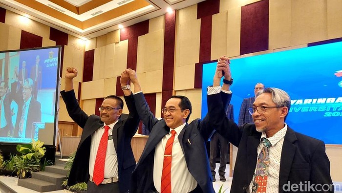 1767805613716-dari-kiri-sukardi-wela-jamaluddin-jompa-dan-budu-usai-pemilihan-3-calon-rektor-unhas-1762158485992_169