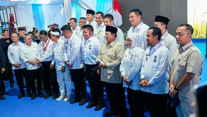 1767848815194-gubernur-sulsel-andi-sudirman-sulaiman-menerima-penghargaan-satyalancana-wira-karya-dari-presiden-1767840773729_169