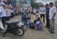 1767892023700-tim-dinsos-bone-bersama-tim-medis-puskesmas-bajoe-saat-memeriksa-kondisi-kesehatan-pengemis-bernama-aco-di-bajoe-1767877424576_169