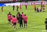 1767978373621-image-name-2f61122c-5c31-4b05-9f0c-b253ad0a3ca0jpeg-photographer-tangis-pemain-psm-pecah-usai-dipermalukan-bali-united-di-stad-1767971585909_169