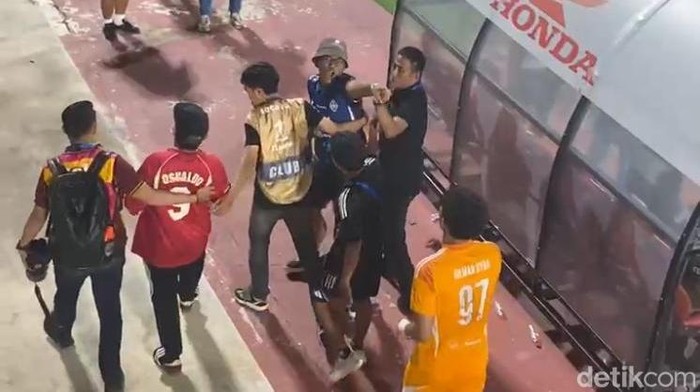 1767978374273-panglima-laj-daeng-uki-dan-anaknya-jayalah-psm-masuk-ke-lapangan-usai-laga-psm-vs-bali-united-di-stadion-gelora-bj-habibie-1767970800403_169