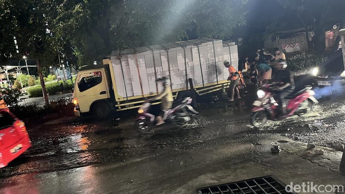 1767978389738-mobil-truk-mogok-usai-terjerembap-ke-dalam-lubang-di-jalan-letjen-hertasning-makassar-1767963797741_169