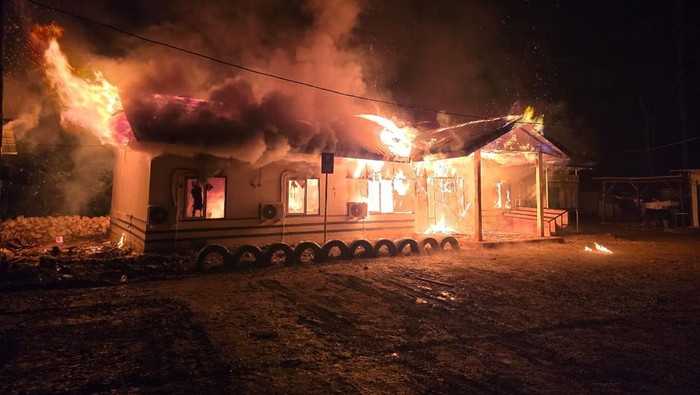 1767978406659-kantor-pt-raihan-catur-putra-rcp-dibakar-diduga-buntut-penangkapan-aktivis-lingkungan-arlan-dahrin-24-di-kabupaten-morowali-1767690747212_169