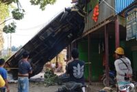 1768021579823-dump-truck-terguling-dan-menghantam-indekos-di-halmahera-tengah-1768016233676_169