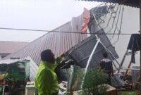 1768043154519-atap-gudang-balai-benih-ikan-bbi-di-maros-rubuh-karena-diterjang-angin-puting-beliung-1768031748480_169