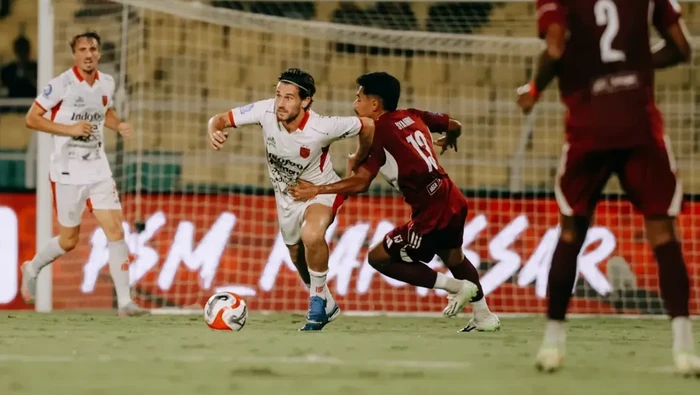 1768043159880-bek-psm-makassar-syahrul-lasinari-menarik-pemain-bali-united-yang-berujung-kartu-1768019732897_169