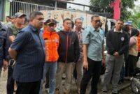 1768129564923-wali-kota-makassar-munafri-arifuddin-saat-meninjau-lokasi-banjir-di-kelurahan-katimbang-kecamatan-biringkanaya-1768108863462_169