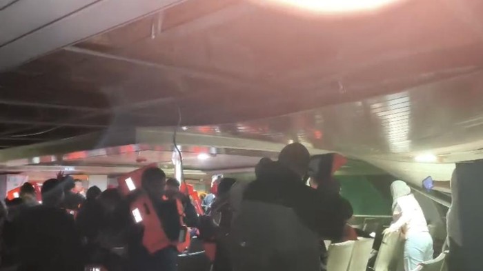 1768194415968-penumpang-kmp-nuku-memasang-pelampung-saat-kapal-dihantam-ombak-dan-angin-kencang-di-perairan-kendari-1768182100800_169