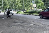 1768215990645-jalan-perintis-kemerdekaan-makassar-sudah-rusak-meski-baru-diperbaiki-1768194601318_169