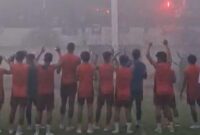 1768496790549-suporter-memberikan-dukungan-ke-pemain-psm-di-stadion-kalegowa-1768488373050_169