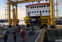 1769058431470-suasana-di-pelabuhan-pamatata-kabupaten-kepulauan-selayar-1753531636044_169
